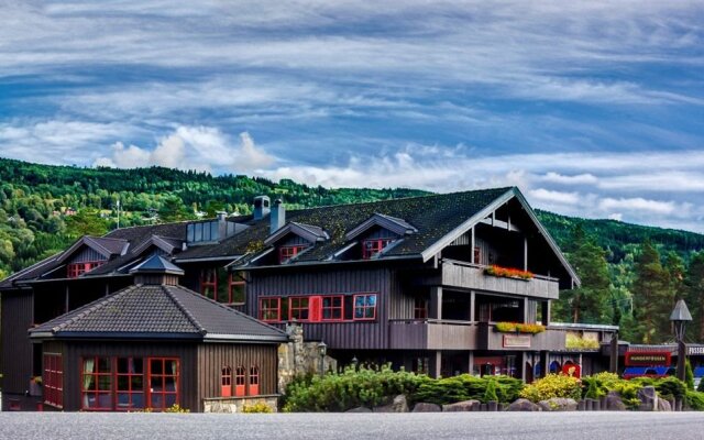 Отель Hunderfossen Hotell & Resort Hafjell Норвегия, Фаберг - отзывы, цены и фото номеров - забронировать отель Hunderfossen Hotell & Resort Hafjell онлайн вид на фасад