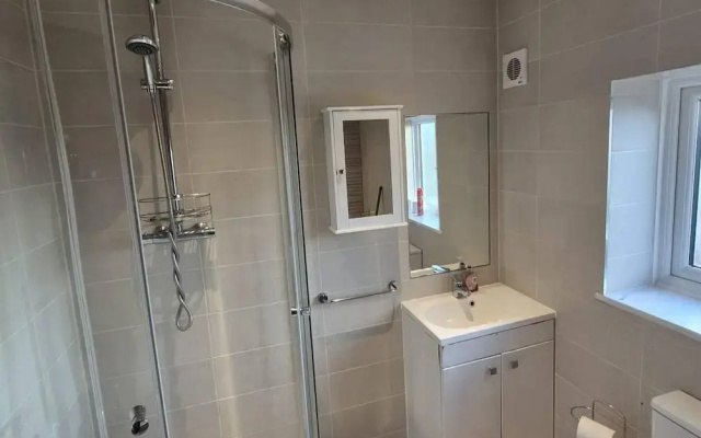 Modern Easedale House - 3 Bed House in Hornchurch