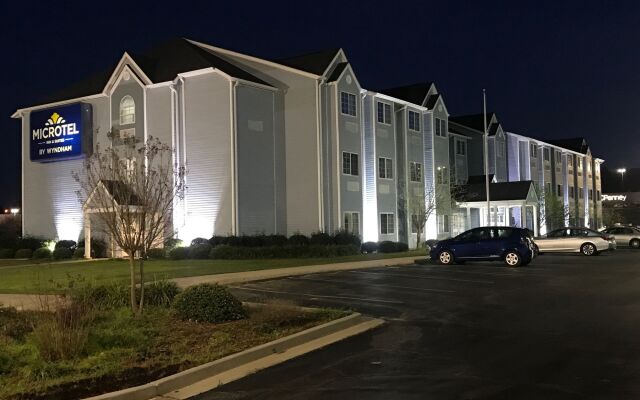 Отель Microtel Inn & Suites by Wyndham Meridian вид на фасад
