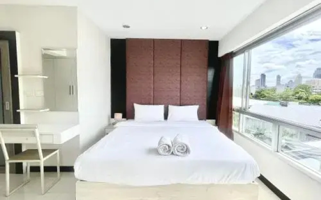 Modern Unit at Lumpini,Sathon by Sabai