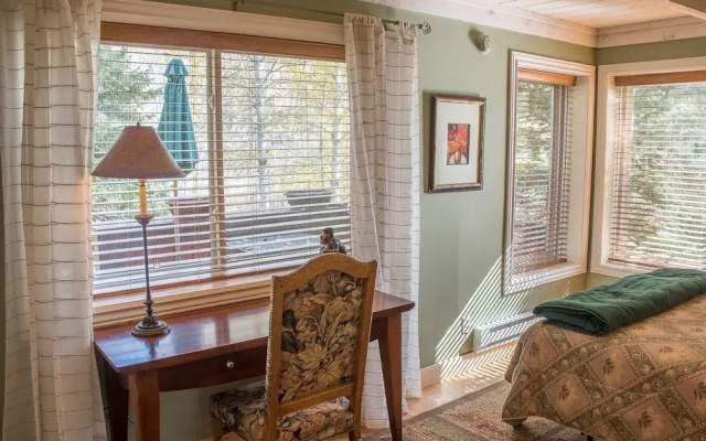 Atelier 1107 - 2 Br Condo