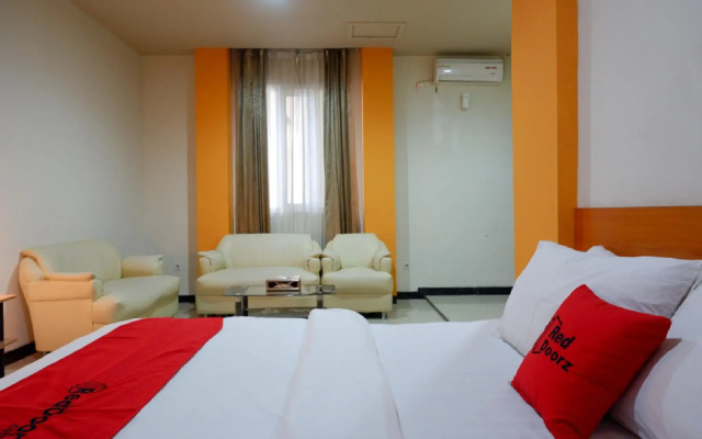 RedDoorz Plus @ Cameloan Hotel Palu