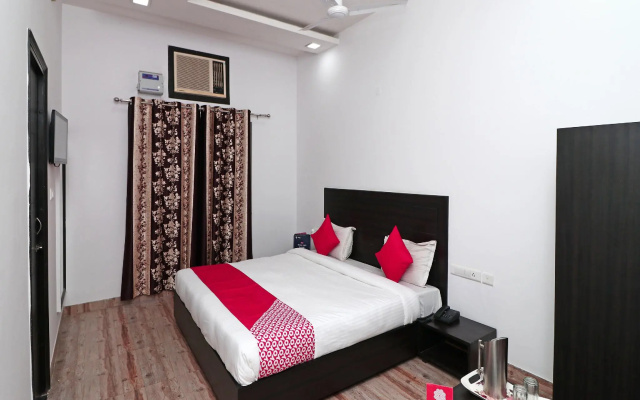 OYO 16080 The Royal Orchid