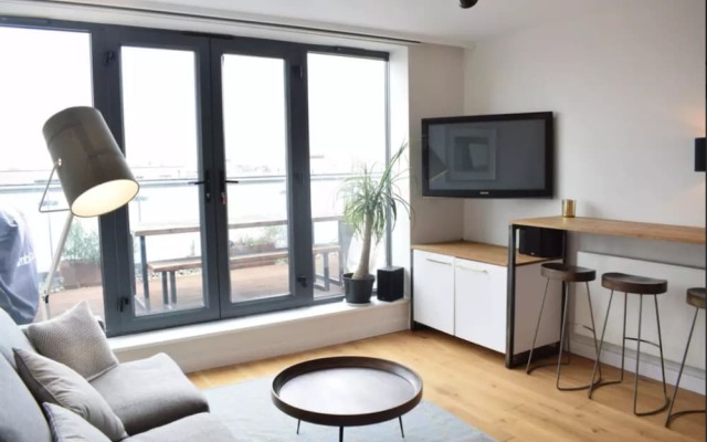 Отель 1 Bedroom Flat in Hackney Next to Canal комната для гостей