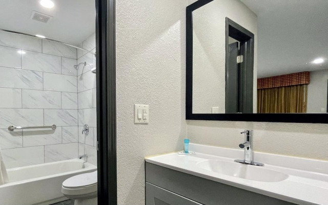 Days Inn By Wyndham Bloomington