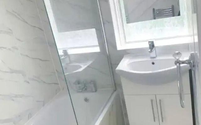 Sunny Gardens 3-bed Apartment in London