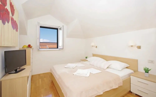 Beautiful Home in Makarska With Wifi and 2 Bedrooms