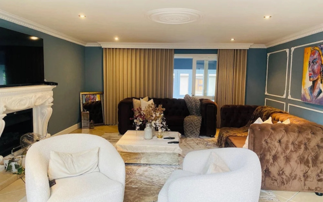 Or Tambo Airport Holiday Home