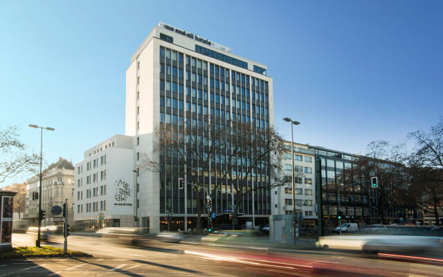 me and all hotel duesseldorf вид на фасад