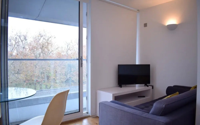 Modern 1 Bedroom Flat in Chelsea With Balcony