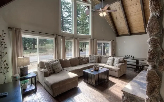 Snowshoe Chalet 3 Bedroom Cabin by RedAwning