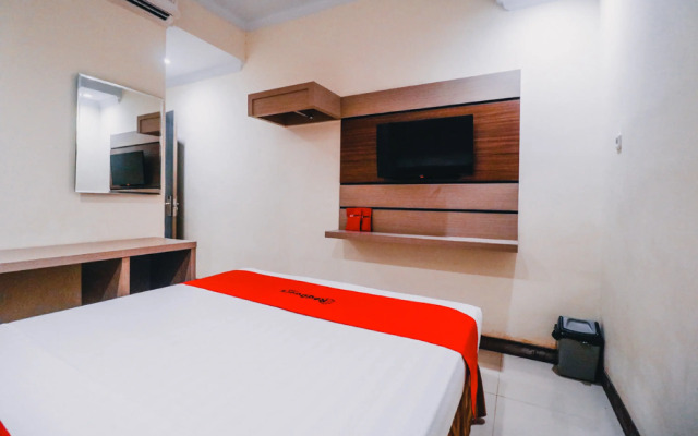 Reddoorz Plus near Makassar Town Square