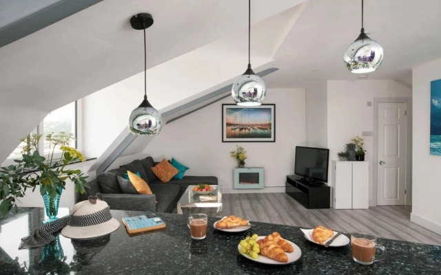Sandybanks Loft - Penthouse Seaview Apartment on Promenade, Torquay