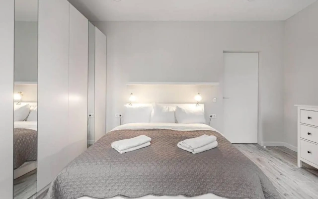HaPPy Inn VIP, Self Check-In-24x7, A-C, Parking-in-the-underground-Garage