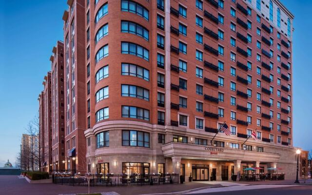 Отель Courtyard by Marriott Washington Capitol Hill/Navy Yard вид на фасад