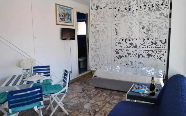 ATTICO BLU monolocale a 50 mt dal mare