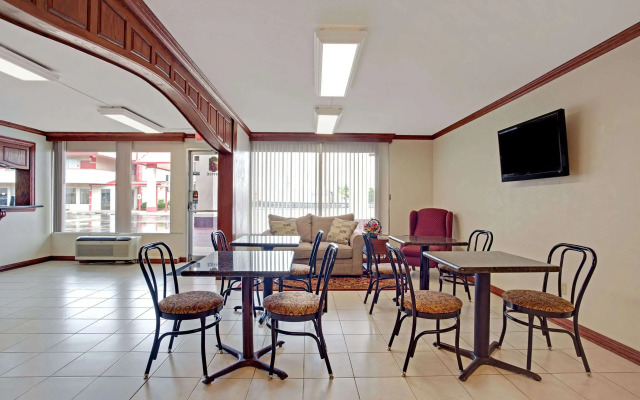 Super 8 by Wyndham Oklahoma/Frontier City