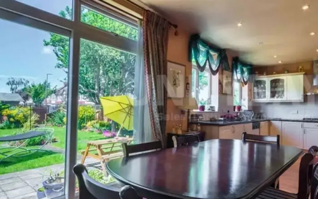 Beautiful 4-bed House in Sutton