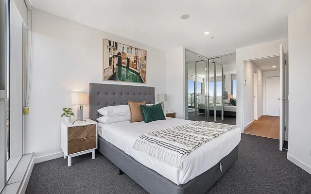 High-rise Balcony Unit With City Views, Gym, Pool