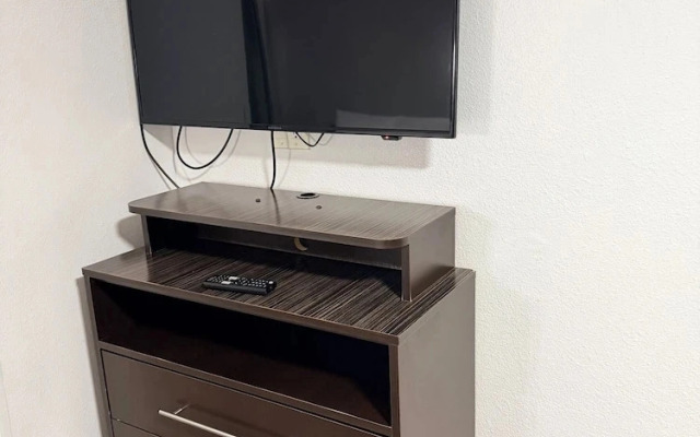 Everstay Inn & Suites