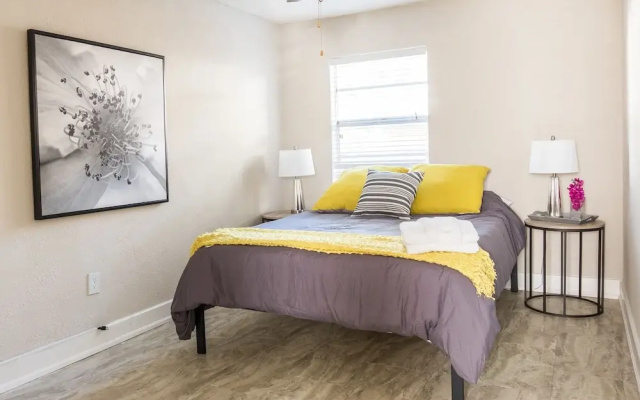 SoHo 2 BR with Parking and WiFi by Frontdesk