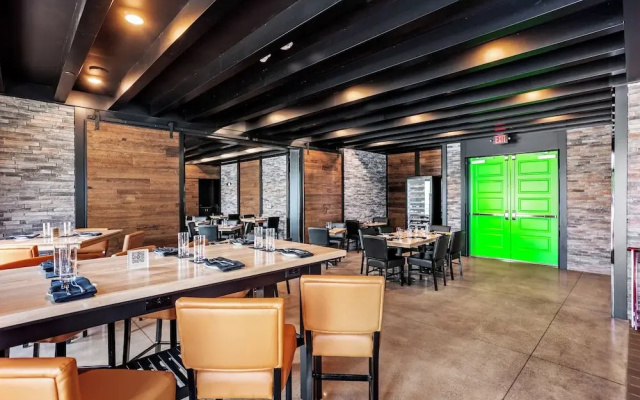 Cobblestone Hotel & Suites - Waukesha