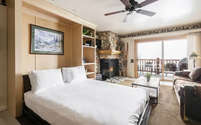 Snow Flower 025-studio Condo by RedAwning