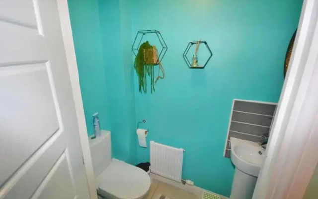 4 Bed House - Sleeps 8 - Hottub - Garden - Parking