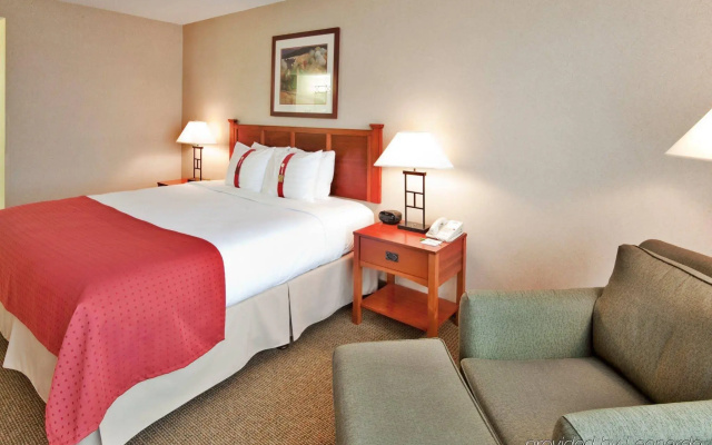 Holiday Inn Hotel & Suites Warren by IHG