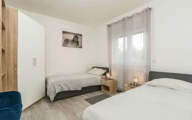 Nicoll With Pool, 50 m From the Beach