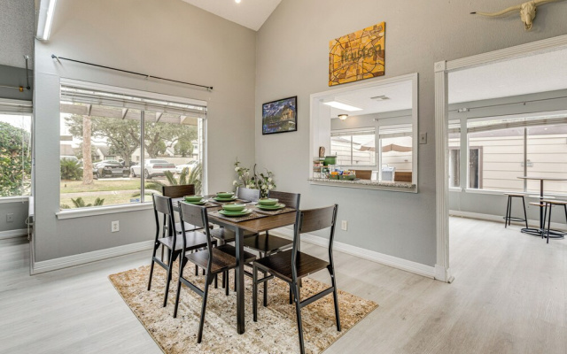 Quick Hwy Access: Family Retreat in Houston