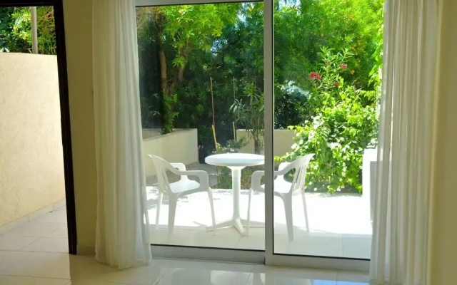 2BR Maisonette Pool - Walk to Beach