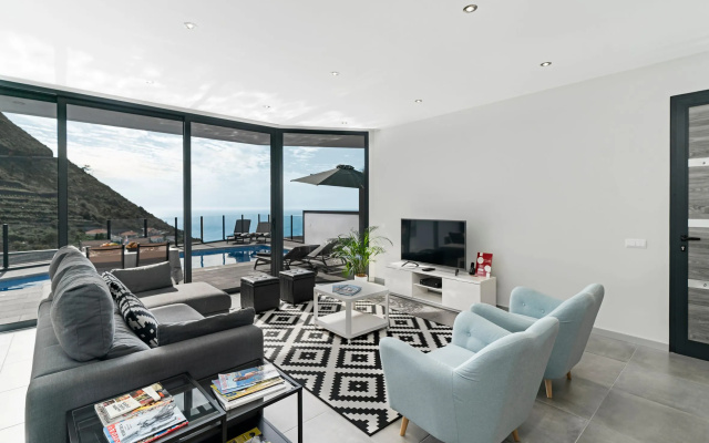 Beautiful modern villa, A/C, heated pool, sea-view | Calheta Charm