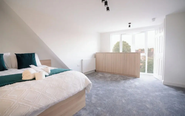 D'luxe 5-bed House - Sleeps 12 & Private Parking
