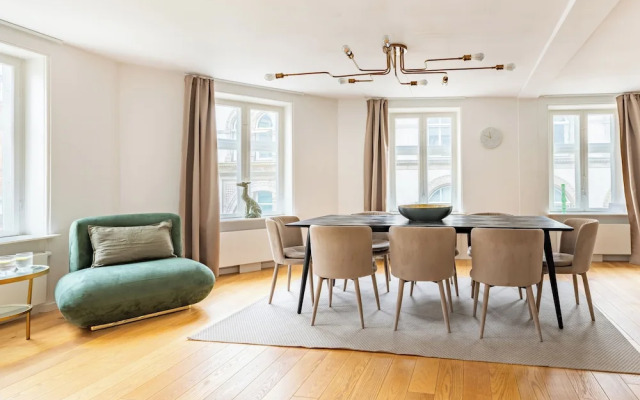 Sanders Regent - Popular 3-bdr Apt With Balcony