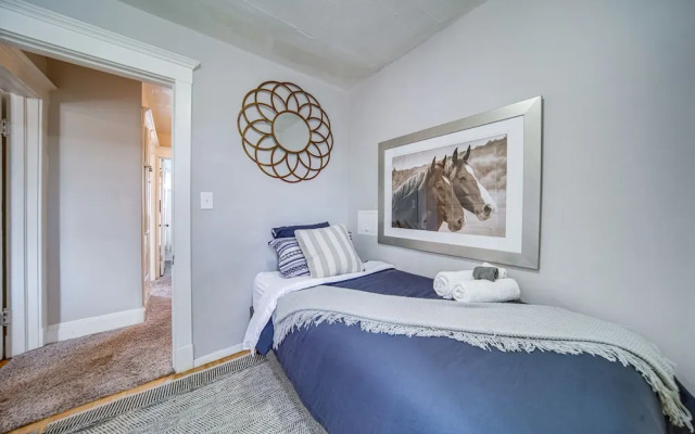 Pet-friendly Cleveland Townhome, 2 Mi to Downtown!
