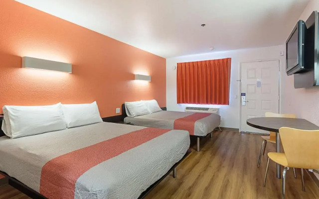 Motel 6 Shaw Ave & Hwy 99