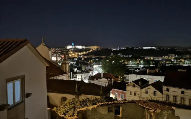 Lemon Tree House Coimbra - Courtyard garden with city views
