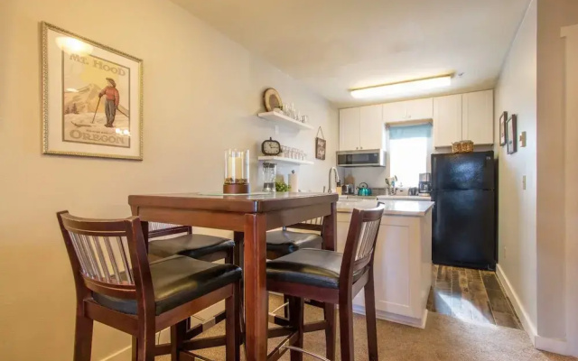 Comfortable 09 Lodge Condo Minutes Away from Downtown Hood River by RedAwning