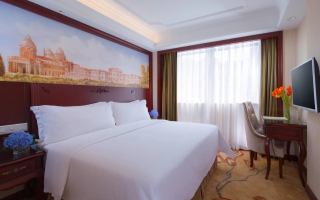 Vienna Hotel (Shenzhen Luohu Port Hubei Metro Station)