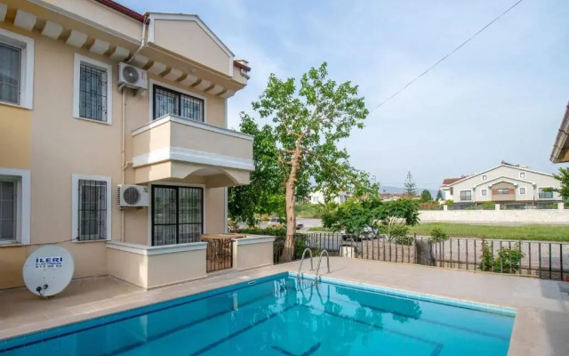 Sahile Yakın Havuzlu Villa 6+2 kişilik