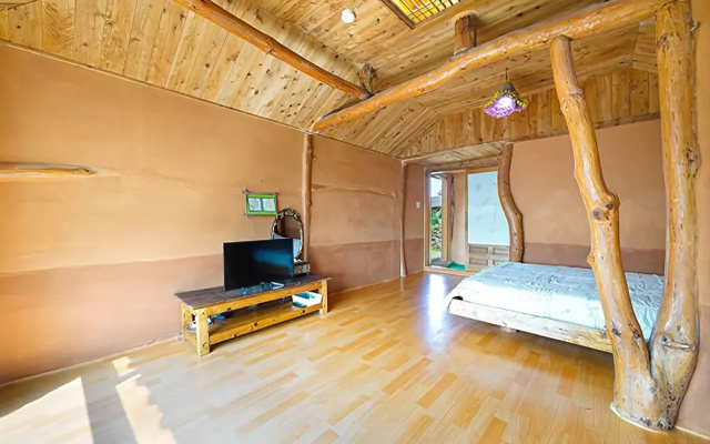 Seogwipo Pyeonwoon Sanjang Pension