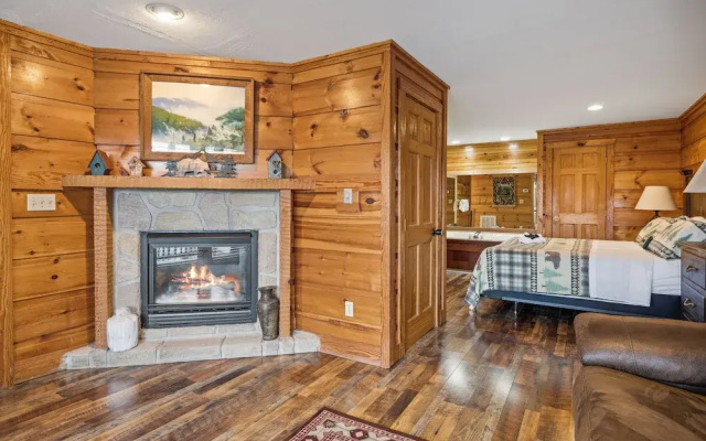 Golf View 2 Bedroom Cabin by RedAwning