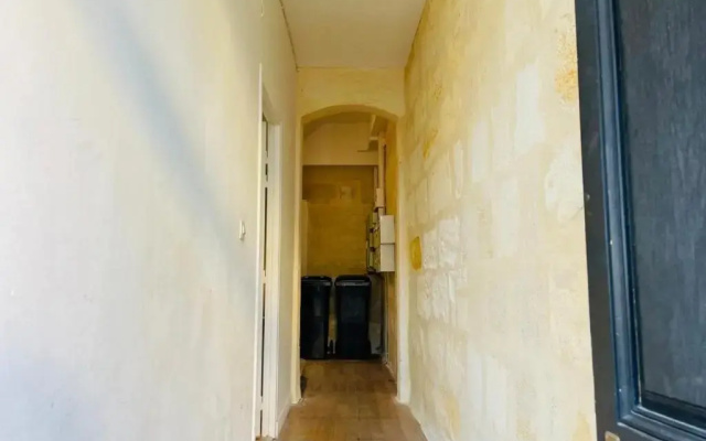 Furnished Studio in A Quiet Authentic Area Near All Amenities