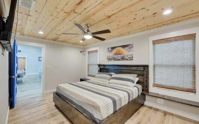 Riverfront 'caddo Shack' Home w/ Views & Fire Pit