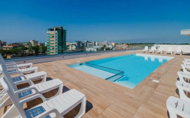 Central Living Flat With Pool and Parking