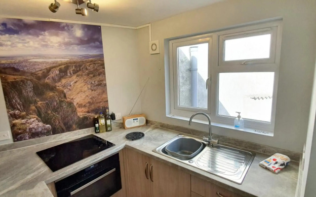Cheddar Village Apartment