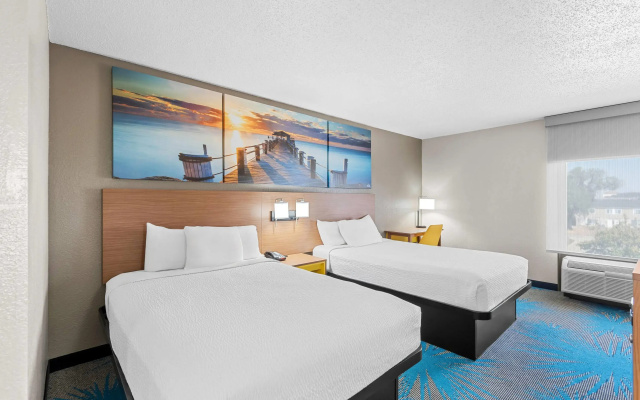 Days Inn & Suites by Wyndham Cedar Rapids