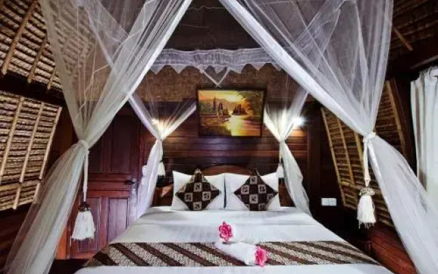 Alam Nusa Bungalow Huts & Spa