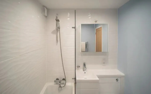 Stunning 2 bed Seaside Apartment With Sea Views
